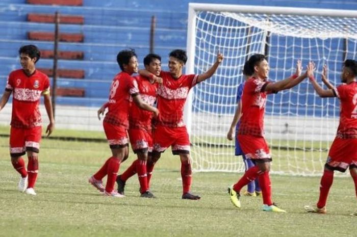 Para pemain Perseden bersuka cita merayakan gol mereka ke gawang Persikota pada laga perempat final Liga Nusantara di Stadion Sultan Agung, Bantul, Jumat (2//12/2016) sore. 