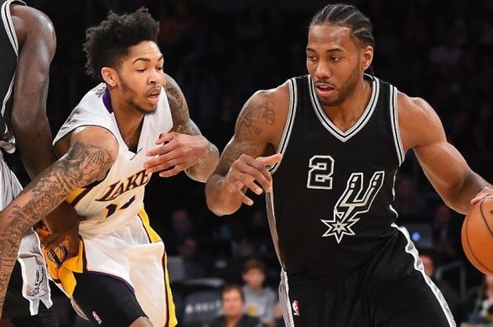 Pemain bintang San Antonio Spurs, Kawhi Leonard (jersey hitam, #2), berupaya melewati penjagaan pemain Los Angeles Lakers, Brandon Ingram (#14), pada laga yang berlangsung di Staples Center, Los Angeles, California, Minggu (26/2/2017). Spurs menang 119-98.