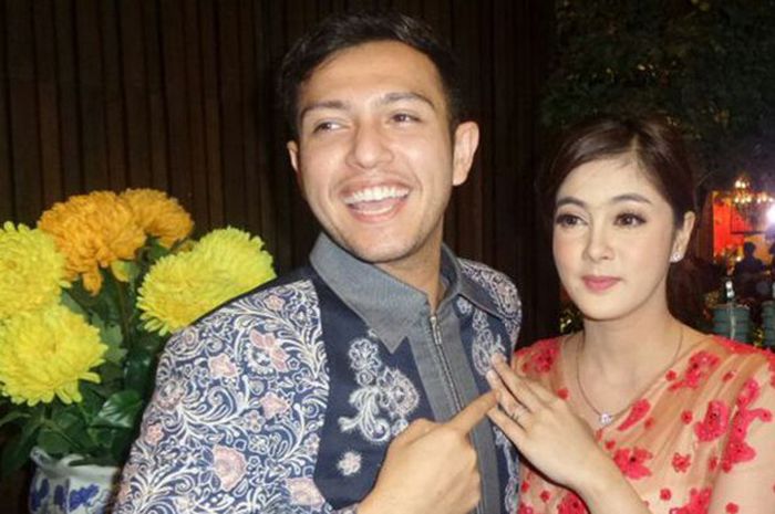 Rifky Balweel dan Biby Alraen saat menggelar acara pertunangan di Restoran Seruni, Lippo Puri Mall, Jakarta Selatan, Minggu (1/10/2017).