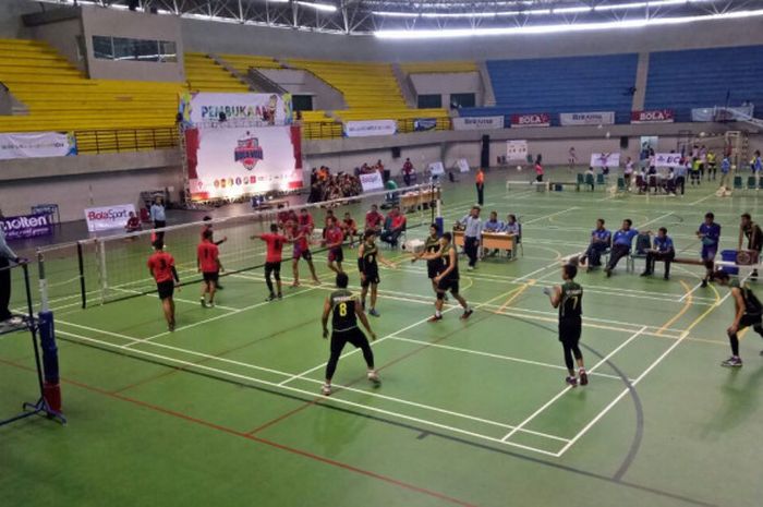Pertandingan babak penyisihan Pool A Kejurnas Bola Voli Antar Klub U-17 antara tim Vobgard (hitam) vs tim BMC Ngawi (merah) di GOR Amongraga, Yogyakarta, Kamis (30/11/2017).
