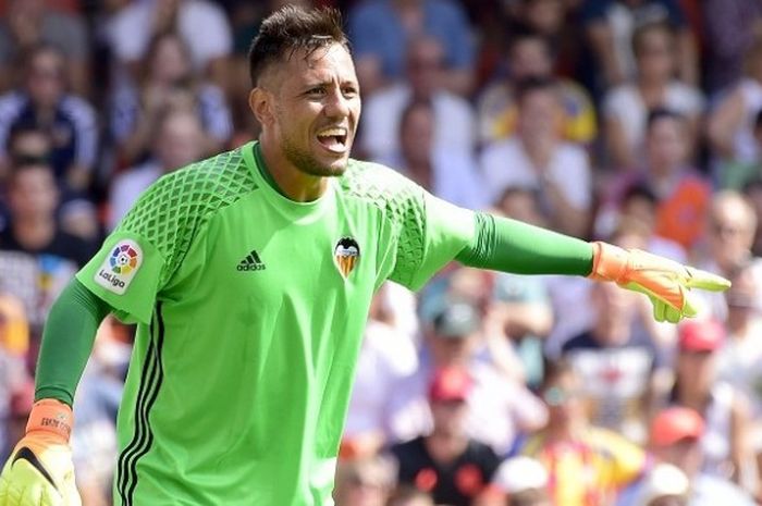 Penjaga gawang Valencia, Diego Alves, tampil pada laga La Liga kontra Valencia di Stadion Mestalla, Minggu (2/10/2016).