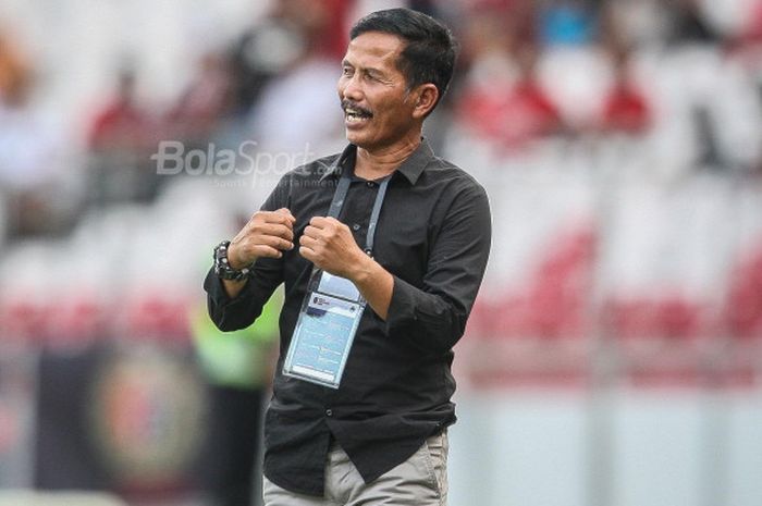 Djadjang Nurdjaman, memberikan instruksi di sisi lapangan pada laga perebutan peringkat ketiga Piala Presiden 2018 antara PSMS Medan dan Sriwijaya FC di Stadion Utama Gelora Bung Karno, Sabtu (17/2/2018).   