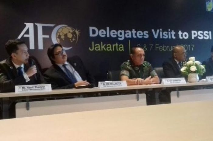 Ketua Umum PSSI, Edy Rahmayadi (tengah) bersama Sekjen PSSI, Ade Wellington (dua dari kiri), dan Sekjen AFC, Dato' Windsor John (dua dari kanan) saat memberikan keterangan ke media di Kantor PSSI, Kuningan, Jakarta, Selasa (7/2/2017). 