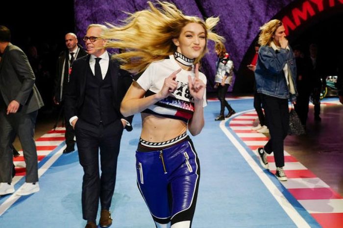 Gigi Hadid tampil dalam acara Milan fashion Week, Minggu (25/2/2018)