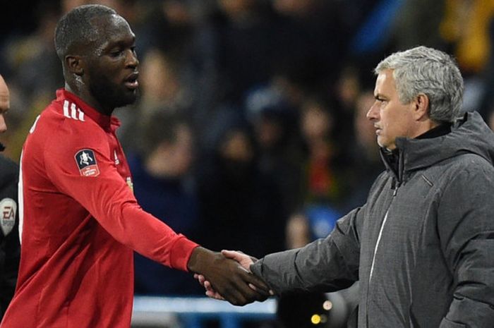  Pelatih Manchester United Jose Mourinho (kanan) bersalaman dengan Romelu Lukaku dalam partai Piala FA lawan Huddersfield Town di Stadion John Smith, 17 Februari 2018. 