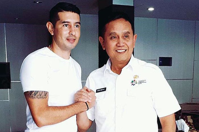 Esteban Vizcarra (kiri) bersalaman dengan manajer Sriwijaya FC, Ucok Hidayat.