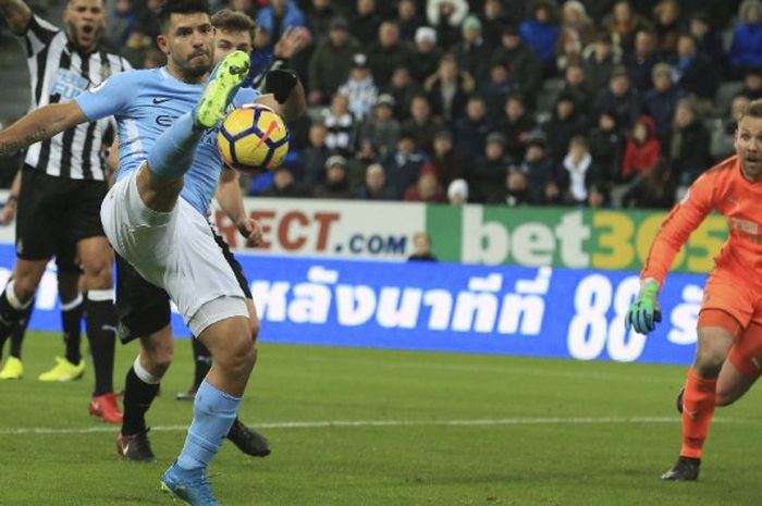 Striker Manchester City, Sergio Aguero, melepas tembakan ke gawang Newcastle United pada laga Liga Inggris, Rabu (27/12/2017).