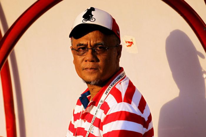 Manajer Madura United Haruna Sumitro sedang mengamati tim asuhannya dalam pertandingan melawan Perse