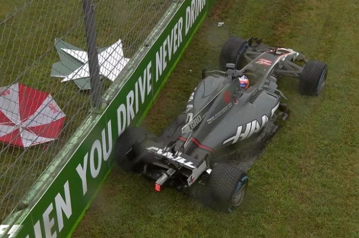 Pebalap tim Haas, Romain Grosjean mengalami kecelakaan saat sesi kualifikasi Formula 1 GP Italia di Sirkuit Monza (2/9/2017).