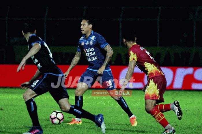 Marquee Player Arema FC, Juan Pablo Pino (tengah), saat laga melawan Bhayangkara FC dengan skor akhir 2-0 dalam lanjutan Liga 1 di Stadion Kanjuruhan Malang, Jawa Timur (23/04/2017). 