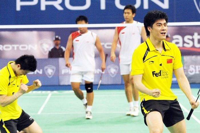  Pasangan ganda China, Fu Haifeng (kanan) dan Cai Yun, merayakan kemenangan atas pasangan ganda Indonesia, Markis Kido/Hendra Setiawan.