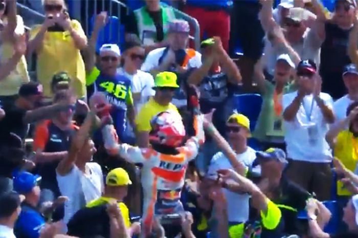 Pebalap Repsol Honda, Marc Marquez, melakukan selebrasi bersama fan usai memenangi balapan MotoGP Jerman di Sirkuit Sachsenring, Minggu (15/7/2018).