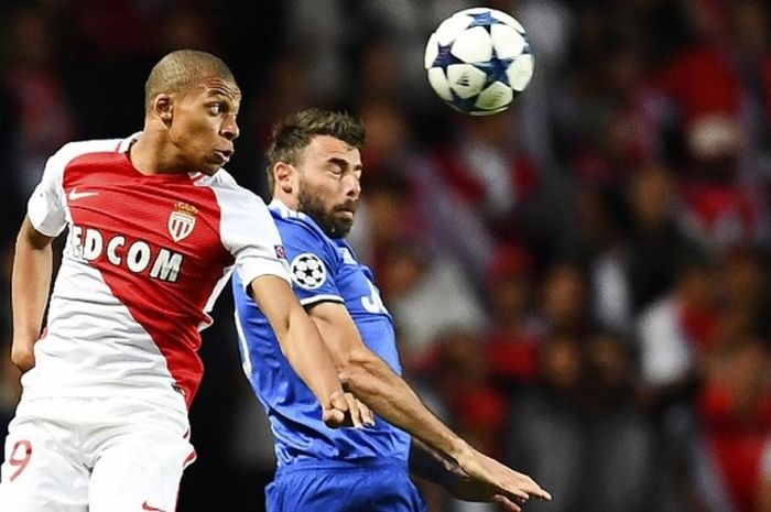 Kylian Mbappe (kiri) melakoni duel udara dengan Andrea Barzagli saat AS Monaco melawan Juventus pada partai pertama semifinal Liga Champions di Stade Louis II, Rabu (3/5/2017).