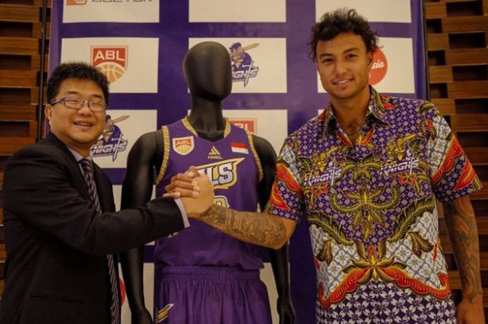 General Manager CLS Knights Ferry Humardani (kanan) berfoto bersama salah satu pemainnya, Brandon Jawato, di area Meet and Greet jelang ABL 2018-2019 di Marriott Hotel, Manila, Filipina, Selasa (16/10/2018).