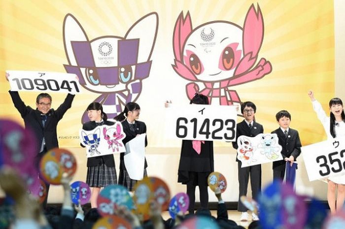   Sejumlah murid Sekolah Dasar di Jepang sedang melakukan penghitungan suara maskot Olimpiade dan Paralimpiade Tokyo 2020, Rabu (28/2/2018).   