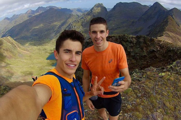 Marc Marquez (kiri) mendaki gunung bersama dengan Alex Marquez