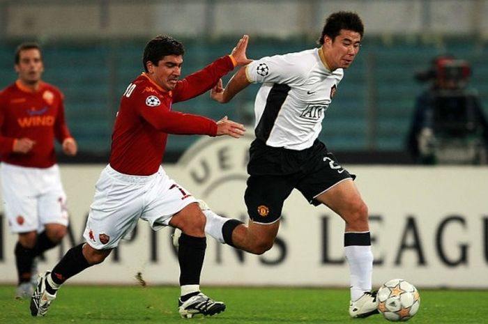 Pemain China, Dong Fangzhuo, beraksi bersama Manchester Untied dalam partai Liga Champions kontra AS Roma, 12 Desember 2007