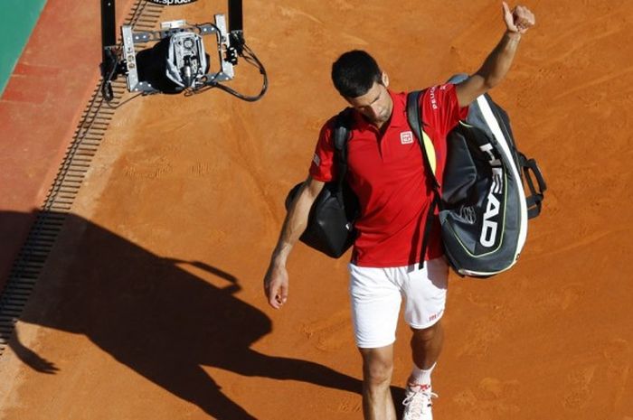 Petenis nomor satu dunia asal Serbia, Novak Djokovic, meninggalkan lapangan Monte Carlo Country Club setelah menelan kekalahan dari Jiri Vesely (Republik Cheska) pada babak kedua Monte Carlo Masters, Rabu (13/4/2016).
