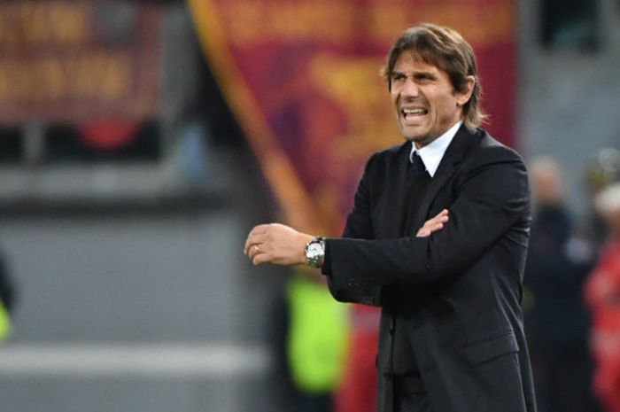 Antonio Conte saat mendampingi Chelsea dalam laga melawn AS Roma di Satdion Olimpico, Selasa (31/10/2017)