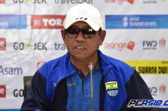 Pelatih Persib Bandung, Emral Abus, dalam sesi konferensi pers.