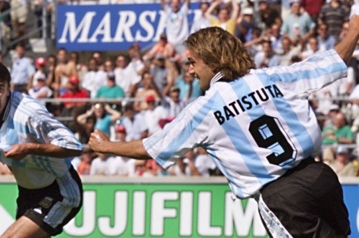 Gabriel Batistuta merayakan gol Argentina ke gawang Belanda pada partai Piala Dunia 1998 di Stadion Velodrome, 4 Juli 1998.