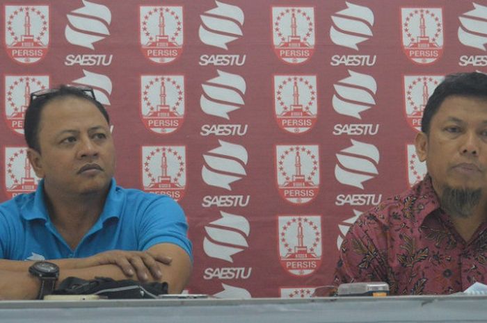 Sekretaris Jendral (Sekjen) Persis Solo, Dedy M. Lawe (kanan) saat jumpa pers terkait penggunaan Stadion Sriwedari sebagai homebase tim berjulukan Laskar Sambernyawa, Jumat (3/8/2018).