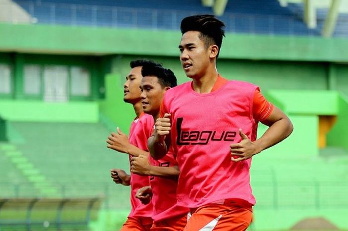 Pemain baru Persija Jakarta Ryuji Utomo (kanan) saat latihan perdana bersama di Stadion Gajayana Malang, Jawa Timur (07/02/2017).
