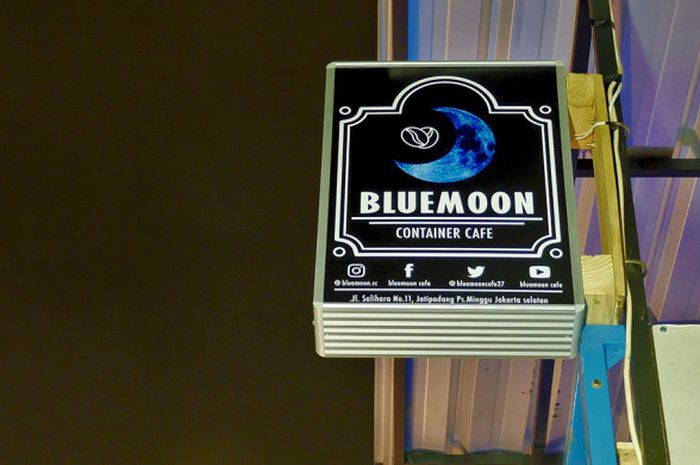 Bluemoon Container Cafe milik ketua Manchester City Supporters Club Indonesia di Jakarta