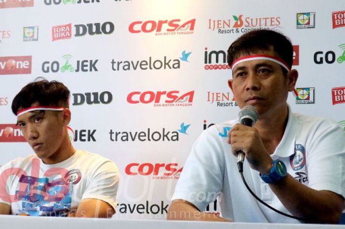 Pelatih Arema FC, Joko Susilo (kanan), dan Ahmad Bustomi (kiri), memakai ikat kepala merah putih pada sesi konferensi pers di kantor Arema FC Jalan Kertanegara no 7 Kota Malang pada Kamis (17/8/2017)