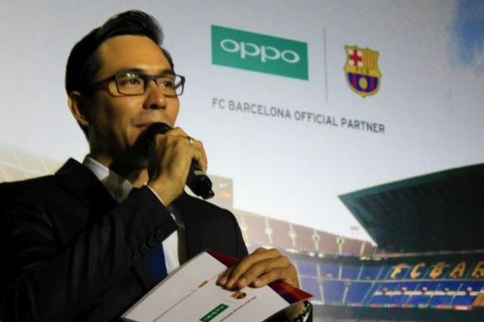 Darius Sinathrya berbicara dalam acara launching OPPO F1 Plus FC Barcelona Edition di Empirica, SCBD, Jakarta, Kamis (21/7/2016).