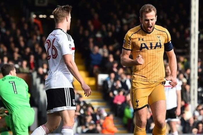 Striker Tottenham Hotspur, Harry Kane (kanan), meluapkan kegembiraan setelah membobol gawang Fulham pada laga ronde kelima Piala FA, di Stadion Craven Cottage, Minggu (19/2/2017). 