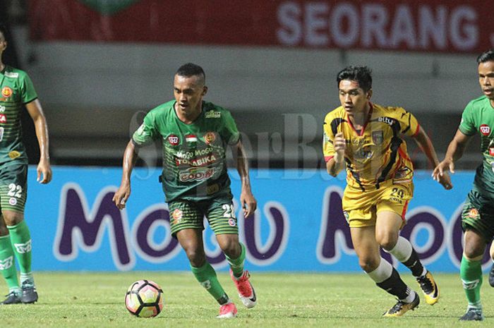 Duel pemain di laga PS TNI Vs Mitra Kukar di Stadion Pakansari, Selasa (26/9/2017)