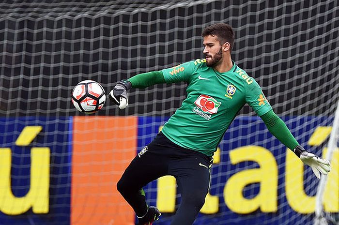  Kiper timnas Brasil, Alisson Becker, berlatih di Universitas Central Florida di Orlando, Florida, AS, pada 7 Juni 2016, satu hari menjelang laga pembukaan Copa America 2016 melawan Haiti. 