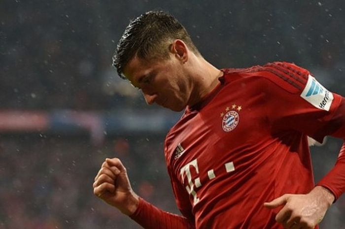 Perayaan gol Robert Lewandowski saat Bayern menang 2-0 atas Hoffenheim, Minggu (31/1/2016).