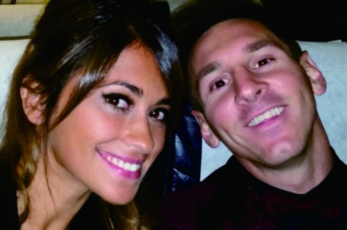 Antonella Roccuzzo (kiri) bersama dengan Lionel Messi (kanan)