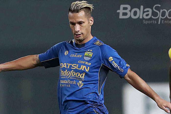 Aksi gelandang Persib Bandung, Raphael Maitimo, saat tampil melawan Bhayangkara FC dala laga lanjutan Liga 1 di Stadion Patriot, Bekasi, Minggu (4/6/2017).