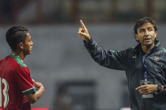 Pelatih timnas U-23 Indonesia, Luis Milla, tengah memberikan instruksi dalam laga uji coba kontra timnas U-23 Suriah di Stadion Wibawa Mukti, Cikarang, Jawa Barat, Kamis (16/11/2017).