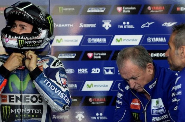 Pebalap Movistar Yamaha asal Spanyol, Jorge Lorenzo, memasang helm sebelum turun pada sesi latihan ketiga GP Aragon di Sirkuit MotorLand Aragon, Sabtu (24/9/2016).