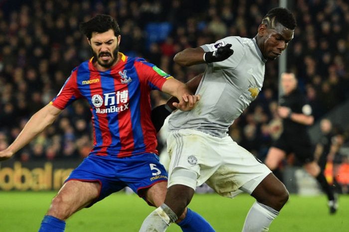  Gelandang Manchester United, Paul Pogba (kanan), berduel dengan bek Crystal Palace, James Tomkins, dalam laga Liga Inggris di Stadion Selhurst Park, London, pada 5 Maret 2018. 