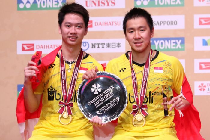 Pasangan ganda putra Indonesia, Marcus Fernaldi Gideon (kanan) dan Kevin Sanjaya Sukamulyo, berpose setelah menjuarai turnamen Jepang Terbuka 2017, di Tokyo Metropolitano Gymnasium, Minggu (24/9/2017).   