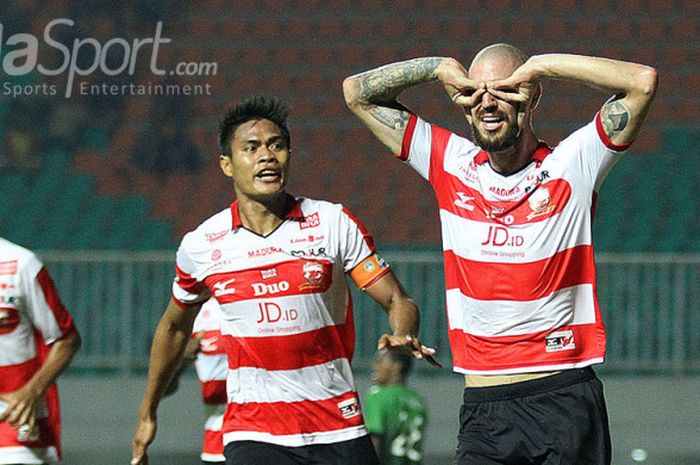 Dane Milovanovic (kanan) merayakan gol bersama Fachrudin Aryanto (Madura United) dalam pertandingan melawan PS TNI.