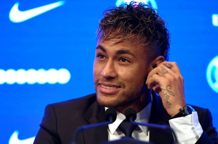 Striker Paris Saint-Germain, Neymar, berbicara dalam konferensi pers di Parc des Princes Stadium, Paris, Prancis, pada 4 Agustus 2017.
