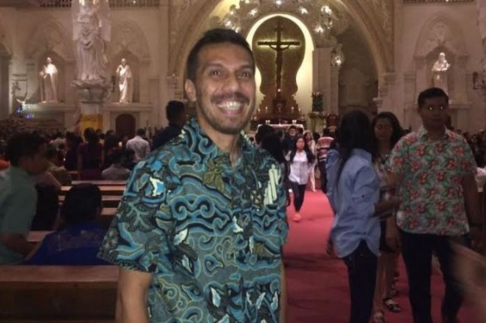 Joao Bosco Cabral menyempatkan foto di dalam Gereja Katedral Denpasar seusai mengikuti misa malam Natal, Sabtu (24/12/2016).