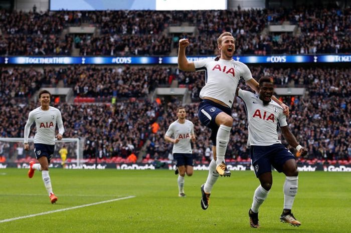 Para pemain Tottenham Hotspur merayakan gol Harry Kane ke gawang Liverpool pada partai Liga Inggris di Stadion Wembley, Minggu (22/10/2017).