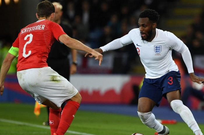 Aksi bek sayap timnas Inggris, Danny Rose (kanan), saat berduel dengan bek timnas Swiss, Stephan Lichtsteiner, dalam pertandingan uji coba yang digelar di Stadion King Power, Leicester, Inggris, pada Selasa (11/9/2018). 