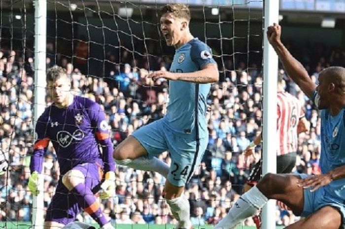 Bek Manchester City, John Stones, sempat merayakan gol ke gawang Southampton tetapi wasit lantas menganulirnya karena telah berada dalam posisi offside, Minggu (23/10/2016). 