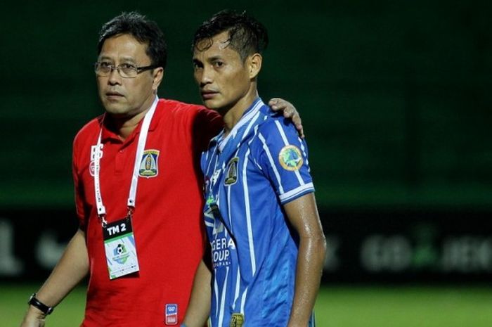 Eks pemain Persiba Balikpapan, Iqbal Samad (kanan) bersama manajer tim, Bambang Suhendro.
