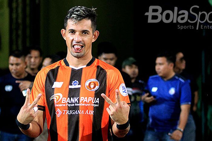  Penyerang Perseru Serui, Silvio Escobar, saat tampil melawan Arema FC pada pekan ke-12 Liga 1 2018 di Stadion Gajayana Malang, Jawa Timur, Rabu (06/06/2018) malam. 