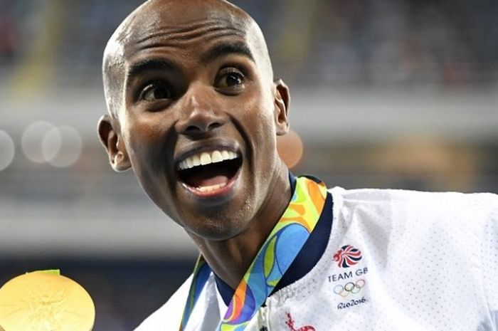 Pelari jarak jauh asal Britania Raya, Mo Farah, berpose dengan medali emas yang diperoleh dari nomor 10.000 meter pada Olimpiade Rio 2016 di Stadion Olimpik, Sabtu (13/8/2016).