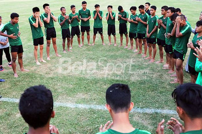  Skuat Timnas U-16 Indonesia dan Ketua Umum PSSI Edy Rahmayadi berdoa bersama saat pemusatan latihan di Stadion Teladan, Kota Medan. 